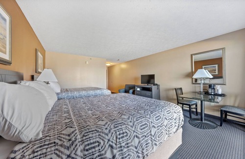 Put-in-Bay Hotel | Lakeview Balcony at Put-in-Bay - Sleeps 4