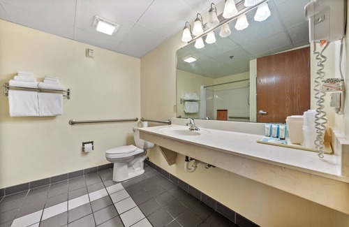 Put-in-Bay Hotel | Lakeview Balcony at Put-in-Bay - Sleeps 4