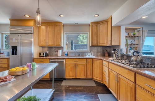 Tahoe Vista Cabin | Lakeview by AvantStay | Private Waterfront Cabin w/Hot Tub & Views