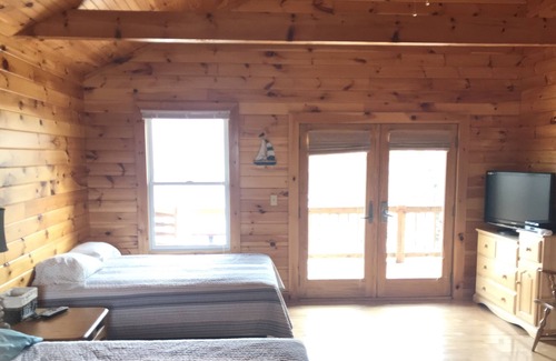 Allons Cabin | Lakeview Cabin at Marina on Dale Hollow Lake near Standing Stone State Park