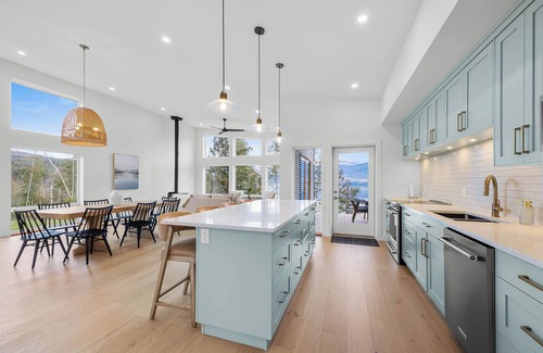 Adams Lake House | Lakeview Cottage and Boat Slip - Momich
