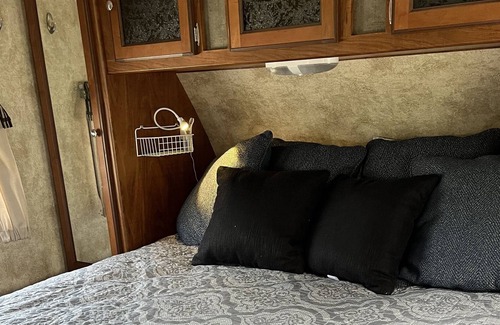 Gravois Mills RV Rental | Lakeview Glamping with Bunkhouse at Lake of The Ozarks - Coconuts RV Resort