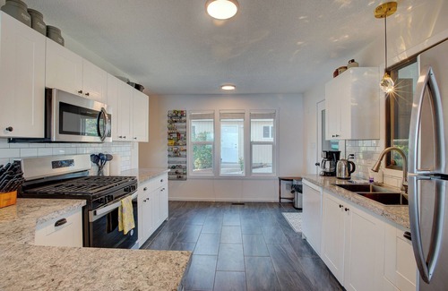 Central Okanagan House | Lakeview Lookout, family and pet friendly rental with hot tub