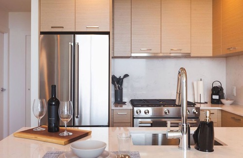 Kelowna Central Business District Apartment | ☆ Lakeview | Luxury 1BR & State-of-Art Amenities! | DT Kelowna ☆