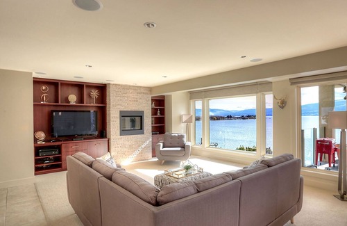 Westbank Villa | Lakeview, near beach with Heated Pool & Sauna