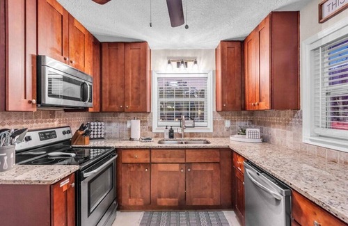 Pinecraft House | Lakeview Oasis - 4bd/2ba overlooking the lake!