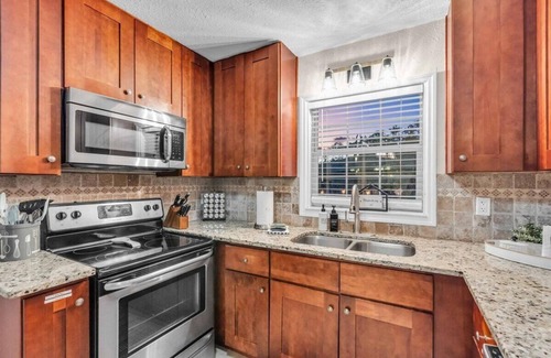 Pinecraft House | Lakeview Oasis - 4bd/2ba overlooking the lake!