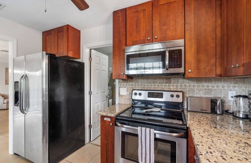 Pinecraft House | Lakeview Oasis - 4bd/2ba overlooking the lake!
