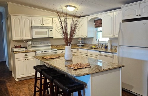 Cross Hill Cottage | Lakeview Oasis with hot tub & fire pit!