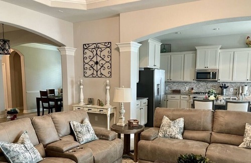 Hockley House | Lakeview Peaceful Retreat