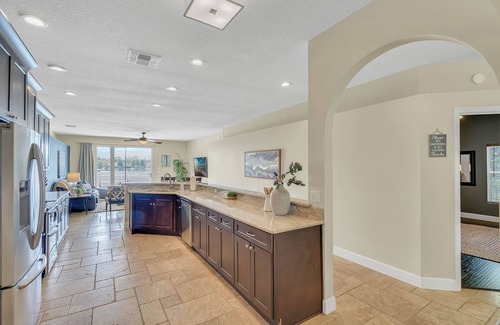 Mariner's VIllage House | Lakeview, Pool, 4 beds! 13 min to DT