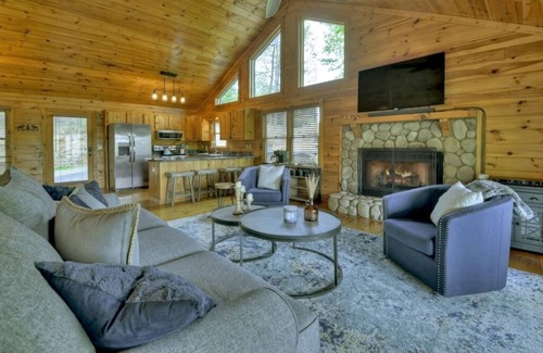 Necowa Cove Cabin | Lakeview Rendezvous | Book 2 Nights Get 3rd Free!