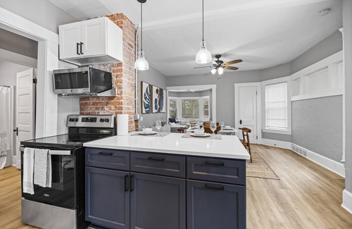Edgewater Apartment | Lakewood Modern 2 beds mins from DTCLE