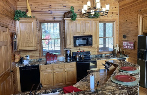 Sloans Valley Cabin | Lakin’ It Easy at Lake Cumberland Resort Burnside KY 4 KING BEDS & 4 FULL BATHS