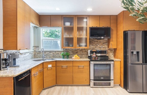 South Lamar House | Lamar Suites by AvantStay | 2 Homes w/Shared Pool
