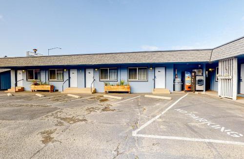 Bandon House | Lamplighter Inn - Tropical Fish Cove and Octopus Encounter