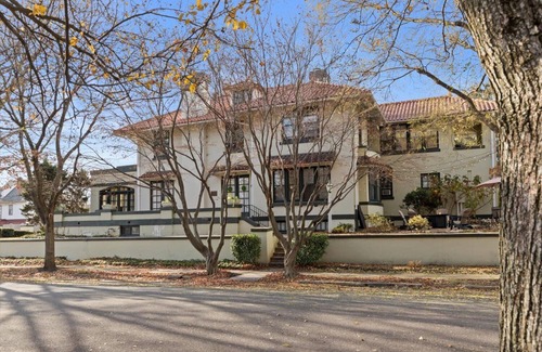 Lancaster Cottage | Lancaster Carriage House w/Fireplace & Jacuzzi