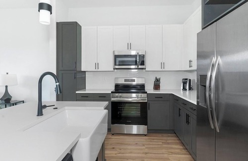 St. Nicholas Apartment | Landing | Amazing 1BD, Pool, Clubhouse