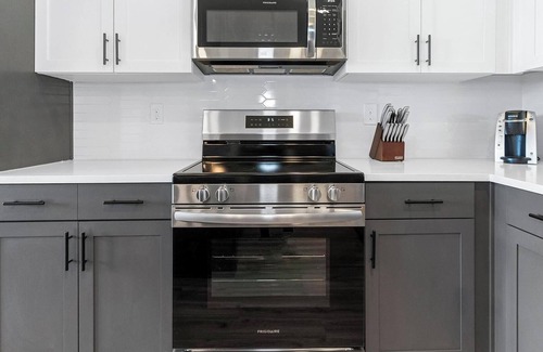 St. Nicholas Apartment | Landing | Amazing 1BD, Pool, Clubhouse