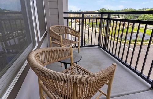 St. Nicholas Apartment | Landing | Amazing 1BD, Pool, Clubhouse
