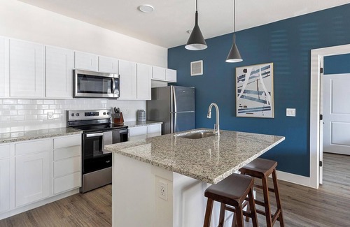 Venus Apartment | Landing | Amazing 2BD, Pool, Clubhouse