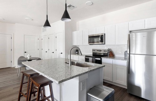 Venus Apartment | Landing | Amazing 2BD, Pool, Clubhouse