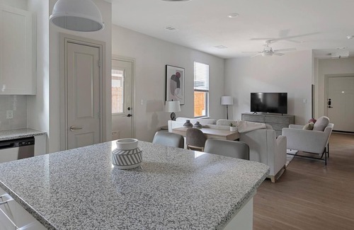 Tarrant County Apartment | Landing | Amazing 2BD, Clubhouse, Gym