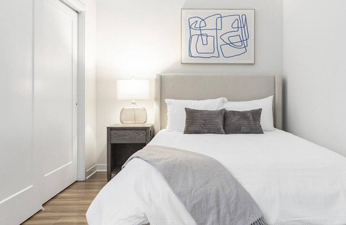 Overland Park Apartment | Landing at Avenue 80 - Studio in Colonial Village