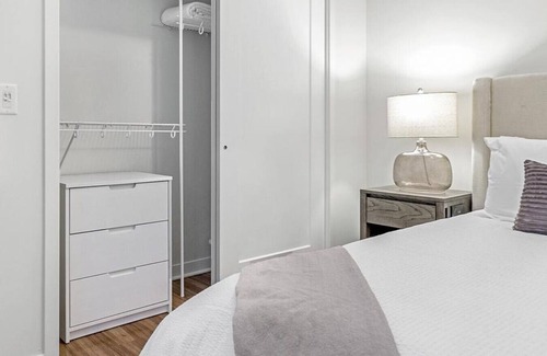 Overland Park Apartment | Landing at Avenue 80 - Studio in Colonial Village