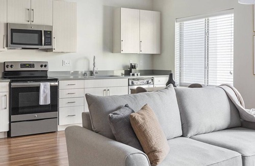 Overland Park Apartment | Landing at Avenue 80 - Studio in Colonial Village