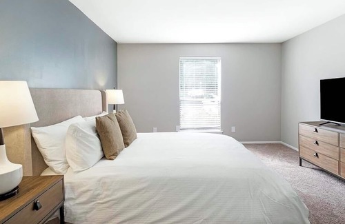 Homewood Apartment | Landing at Brookwood - 2 Bedrooms in Downtown Homewood