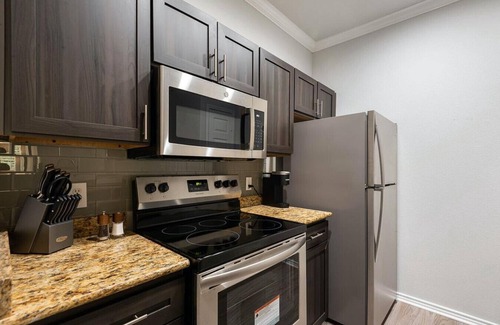 Austin Apartment | Landing at Farmhouse Apartments - 1 Bedroom in Keesee