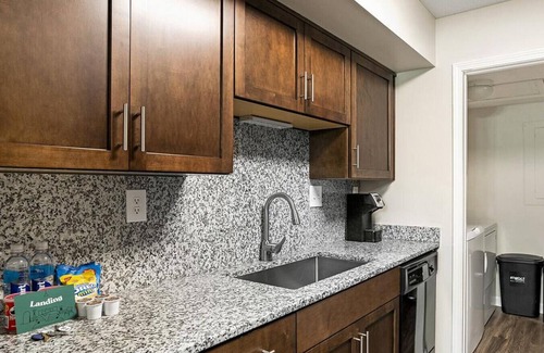 Buechel Apartment | Landing at The Overlook at St. Thomas Apartments - 2 Bedrooms in Downtown Louisville