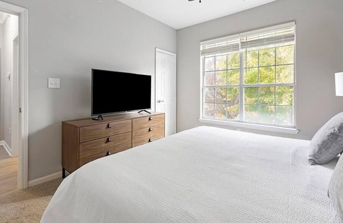 Northwest Raleigh Apartment | Landing at Thornhill - 2 Bedrooms in Northwest Raleigh