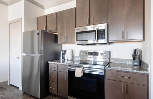 Manor Apartment | Landing | Beautiful 1BD, Gym, Courtyard