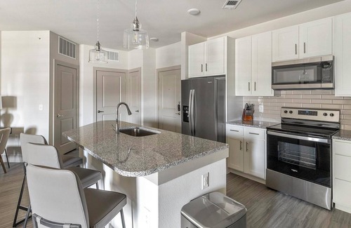 South Arlington Apartment | Landing | Beautiful 1BD, Pool, Clubhouse