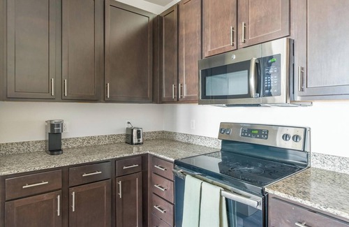 Spring Apartment | Landing | Chic 1BD, Clubhouse, Gym