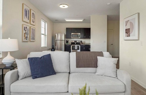 Richmond Apartment | Landing | Chic 1BD, Gym