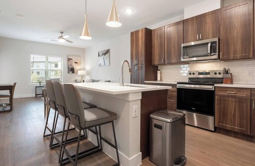Seguin Apartment | Landing | Chic 1BD, Pool, Gym