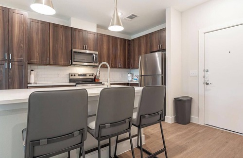 Seguin Apartment | Landing | Chic 1BD, Pool, Gym
