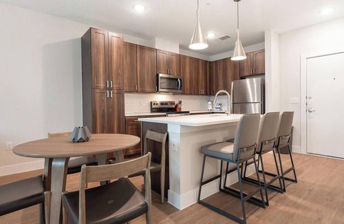 Seguin Apartment | Landing | Chic 1BD, Pool, Gym