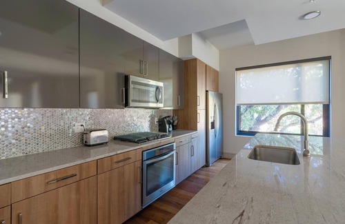 Houston Apartment | Landing | Chic 2BD, Tennis Court, Pool