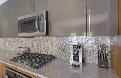 Houston Apartment | Landing | Chic 2BD, Tennis Court, Pool