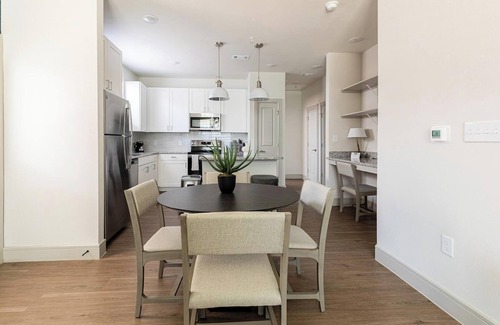 Tarrant County Apartment | Landing | Chic 2BD, Yoga Studio, Pool