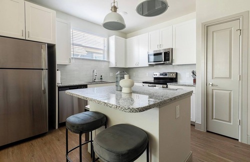Tarrant County Apartment | Landing | Chic 2BD, Yoga Studio, Pool