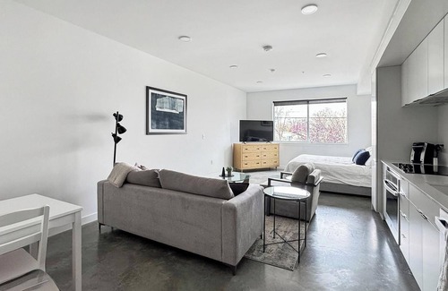 Liberty Wells Apartment | Landing | Chic Studio, Rooftop Lounge, Gym