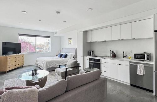 Liberty Wells Apartment | Landing | Chic Studio, Rooftop Lounge, Gym