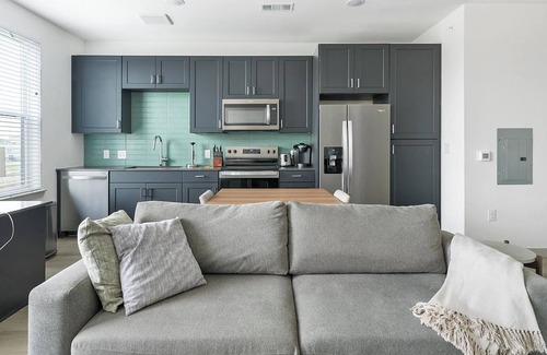 Northside Apartment | Landing | Chic Studio, Gym, Pool