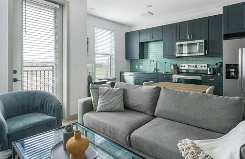 Northside Apartment | Landing | Chic Studio, Gym, Pool