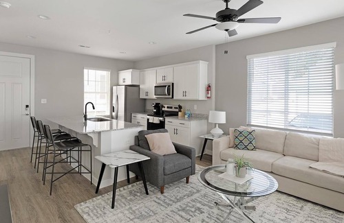 Madison Apartment | Landing | Modern 2BD, Clubhouse, Courtyard